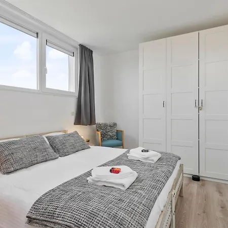 Apartment Unique 3-bedroom With Parking In The Heart Of *